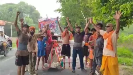 मुज़फ्फरनगर: बेटा कावड़ में मां को बैठाकर यात्रा कर रहा है, हरिद्वार से 152 किमी की यात्रा, एक तरफ कलश और दूसरी ओर बैठी मां