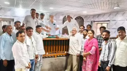 भादरा: भादरा में राजस्व सेवा परिषद ने पूर्व विधायक डॉ. सुरेश चौधरी के व्यवहार को लेकर कलेक्टर के नाम सौंपा ज्ञापन