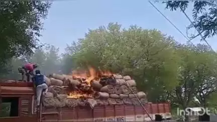 உடையார்பாளையம்: கோவிந்தபுத்தூர் அருகே சென்ற லாரியில் தீ பற்றி பயங்கர விபத்து - அணைக்க போராடிய மக்கள் குபுகுபுவென எரிந்த பின்னணி