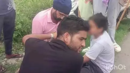 मोहम्मदी: उचौलिया थाना क्षेत्र के लखनौरिया मोड़ के पास हाइवे पर अनियंत्रित होकर पलटी स्कूटी, स्कूटी चालक महिला घायल