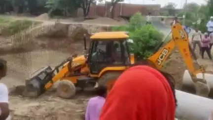 बदलापुर: लोहरियांव गांव में प्रधान और सचिव ने नहर में पीपा डालकर बंद रास्ता शुरू करवाया