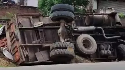 फतेहाबाद: फतेहाबाद के बाईपास रोड पर अनियंत्रित होकर ईट लदा ट्रक पलटा, चालक बाल-बाल बचा