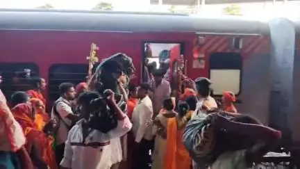 बख्तियारपुर: सावन के पहले दिन बख्तियारपुर से देवघर जाने वाले कांवड़ियों से ट्रेनों में उमड़ी भीड़, सुरक्षा में दिखी RPF
