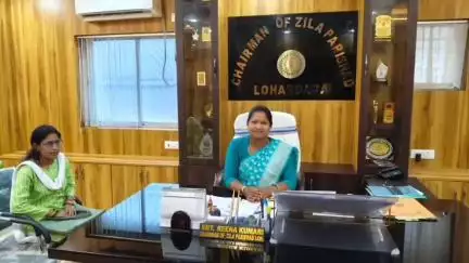 लोहरदगा: बड़की चापि पंचायत की उप मुखिया हेना तिवारी ने जिला परिषद अध्यक्ष से मुलाकात कर पंचायत के विकास की मांग रखी