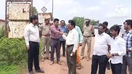 చెన్నూరు: ప్రాణహిత నది ప్రవాహంలో నీట మునిగిన పంటలను పరిశీలించిన కలెక్టర్ కుమార్ దీపక్