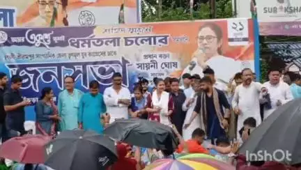 চুঁচুড়া-মগরা: চুঁচুড়ার ঘড়ির মোড়ে জনসভা করল সাংসদ সায়নী ঘোষ