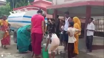 पताही: पदुमकेर पंचायत में पानी संकट के दौरान प्रकाश सिंह बने ग्रामीणों के मसीहा, भेजा पानी का टैंकर