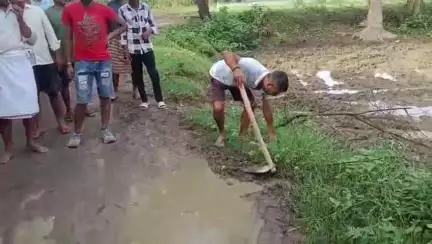 कोरांव: बढ़वारी कला गांव के सनैहवा मजरे में 3 वर्ष से निर्माणाधीन सड़क का पूरा नहीं हुआ काम, ग्रामीणों ने जतायाविरोध #jansamasya