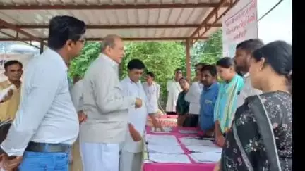 હાલોલ: હાલોલના નાથકુવા ગામે ધારાસભ્ય જયદ્રથસિંહ પરમારની ઉપસ્થિતિમાં ધરતી આંબા જન ભાગીદારી અભિયાન કાર્યક્રમ યોજાયો