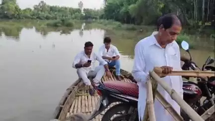রামপুরহাট ২: জলস্তর বেড়েছে মাড়গ্রামের দ্বারকা নদীতে, নৌকা নিয়ে চলছে পারাপার