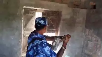 मोतिहारी: हरसिद्धि पुलिस ने थाना क्षेत्र के विभिन्न स्थानों पर फरार अभियुक्त के घर की की कुर्की