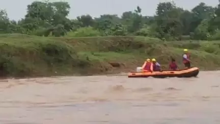 घुवारा: छतरपुर पुलिस और SDRF ने काठन नदी में फंसे किशोर को बचाया