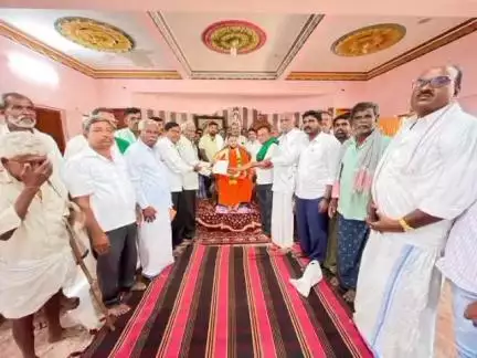 ಚಳ್ಳಕೆರೆ: ಶಾಶ್ವತ ನೀರಾವರಿ ಹೋರಾಟಕ್ಕೆ ಬೆಂಬಲ ನೀಡುವಂತೆ ಪಟ್ಟನಾಯಕಹಳ್ಳಿಯಲ್ಲಿ ನಂಜಾವಧೂತ ಸ್ವಾಮಿಗೆ ರೈತರು ಮನವಿ