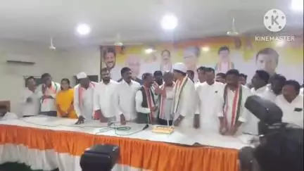 ఖమ్మం అర్బన్: ఖమ్మం లో బీసీ లకు 42% రిజర్వేషన్ను స్థానిక సంస్థల ఎన్నికల్లో అమలు చేయాలని ఆర్జినెన్స్ ను తీసొచ్చిన సందర్భంగా సంబరాలు
