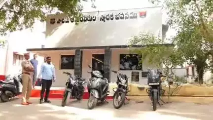 నల్గొండ: ఒంటరి మహిళలను టార్గెట్గా చేసుకొని పుస్తెల తాడుల చోరీలకు పాల్పడుతున్న ఇద్దరు అన్నదమ్ములను అరెస్టు చేసిన పోలీసులు
