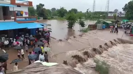 बिजावर: झमटुली में मूसलाधार बारिश से जनजीवन अस्त-व्यस्त, नदी-नाले उफान पर, आवागमन और बुवाई बाधित