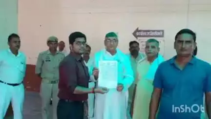 इगलास: भाकियू के राष्ट्रीय अध्यक्ष चौधरी हरपाल सिंह ने निजी वाहनों द्वारा अधिक किराया लेने की शिकायत कर एसडीएम को सौंपा ज्ञापन