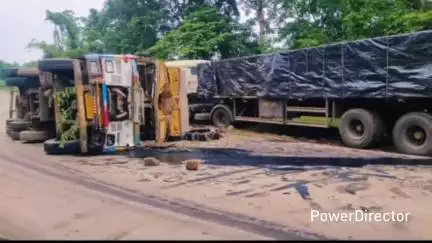 ବାଙ୍ଗିରିପୋଷି: ବାଙ୍ଗିରିପୋଷି ସ୍ଥିତ ଦ୍ଵାରଶୁଣି ଘାଟିରେ  ଟ୍ରକ୍ ଦୁର୍ଘଟଣା  ,ଅଳ୍ପକେ ବର୍ତିଲେ ଚାଳକ