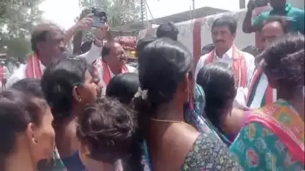 వైరా: వైరా బ్రాహ్మణపల్లి లోఅర్హులేన నిరుపేదలకు ఇందిరమ్మ ఇల్లు ఇవ్వాలంటూ ఎమ్మెల్యేకి వినతి పత్రం
