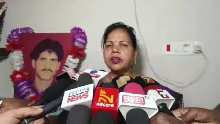 ଭଦ୍ରକ ଗ୍ରାମାଞ୍ଚଳ: ଚାନ୍ଦବାଲିରେ କାରଗିଲ ଶହୀଦ ପରିବାରକୁ ସାକ୍ଷାତ କରିବା ସହ ପ୍ରଶଂସା ପତ୍ର ପ୍ରଦାନ କଲା ଭାରତୀୟ ସେନା