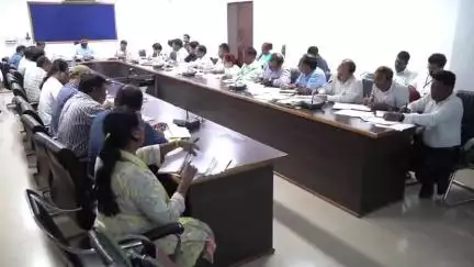 जशपुर: कलेक्टर ने की शिक्षा विभाग की समीक्षा, लापरवाह शिक्षकों पर कार्रवाई के दिए निर्देश