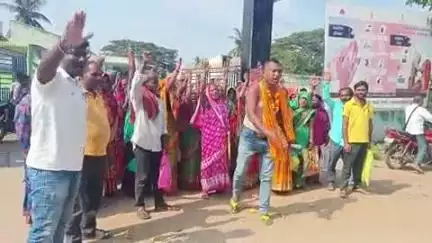 ବ୍ରହ୍ମଗିରି: ବ୍ଲକ କାର୍ଯ୍ୟାଳୟ ସମ୍ମୁଖରେ ବାସହରାଙ୍କୁ ଘରଡିହ ଓ ପଟ୍ଟା ଯୋଗାଇଦେବା ନେଇ ବିକ୍ଷୋଭ ପ୍ରଦର୍ଶନ
