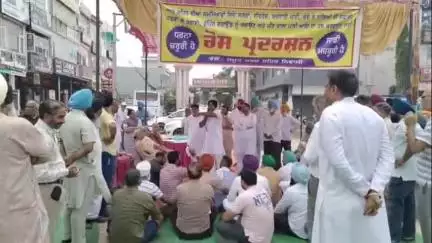 ਖਰੜ: ਖਰੜ ਸ਼ਿਵਾਲਿਕ ਸਿਟੀ ਵਿਖੇ ਟੁੱਟੀਆਂ ਸੜਕਾਂ ਨੂੰ ਦੇਖਦੇ ਹੋਏ ਲੋਕਾਂ ਨੇ ਕੀਤਾ ਸਰਕਾਰ ਖਿਲਾਫ ਰੋਸ ਪ੍ਰਦਰਸ਼ਨ #jansamasya