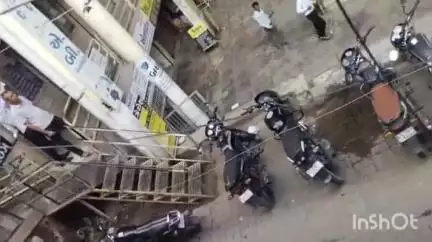 શહેરના ગીતાંજલિ કોમ્પલેક્ષ નજીક જીવંત વિજતાર નીચે પડતા દોડધામ, જીઈબી પર બેદરકારીના આક્ષેપ