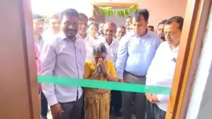 సిరిసిల్ల: గూడెంలో నూతనంగా కేటాయించిన ఇందిరమ్మ ఇళ్ల గృహప్రవేశం చేపట్టిన కలెక్టర్ సందీప్ కుమార్ ఝా