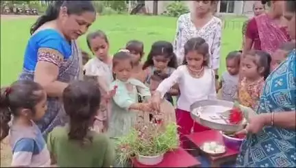 પ્રાંતિજ: શહેરના રેલ્વે સ્ટેશન વિસ્તારમાં આવેલા બાલમંદિર ખાતે ગૌરીવ્રતની ઉજવણી કરવામા આવી