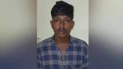 திருச்செங்கோடு: மணியனூரில் வாகன சோதனையில் கைதான இருவர் - பைக்கில் மறைத்து வைத்திருந்ததை எடுக்க எடுக்க ஷாக்