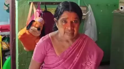 ഒറ്റപ്പാലം: പഴയലക്കിടിയിൽ അംഗൻവാടി ടീച്ചറുടെ മുഖത്ത് മുളകുപൊടിയെറിഞ്ഞ് മോഷണശ്രമം, മോഷ്ടാവിന്റെ സി.സി.ടി.വി ദൃശ്യം