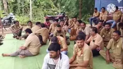 ନୂଆପଡା: ସିଳଧାରେ ଆନ୍ଦୋଳନରତ ଓଡ଼ିଶା ଡ୍ରାଇଭର ମହାସଂଘକୁ ଛତିଶଗଡ଼ ଡ୍ରାଇଭର ସଂଘ ପକ୍ଷରୁ ଜଣାଗଲା ସମର୍ଥନ