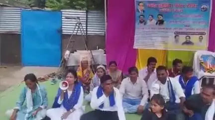 मुर्तीजापूर: कारंजा बायपासजवळील महाराष्ट्र राज्य विद्युत वितरण कंपनी कार्यालयासमोर ऑल इंडिया पँथर सेनेचे महाधरणे व निदर्शने आंदोलन