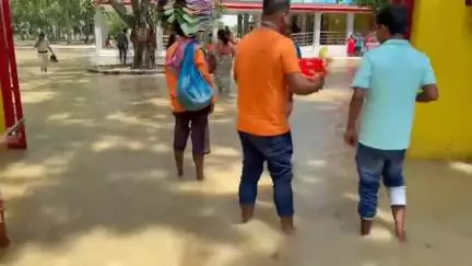 বোলপুর-শ্রীনিকেতন: টানা বৃষ্টির জেরে কঙ্কালীতলায় জল ঢুকতে শুরু করেছে, পরিদর্শনে জেলা পরিষদের সভাধিপতি ও BDO
