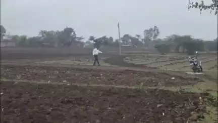 ઝાલોદ: કલજીની સરસવાણી ખાતે સામાજિક આગેવાન દ્વારા સરપંચની ચૂંટણીમાં સરકારી નોકરી કરતા વ્યક્તિ દ્વારા પ્રચાર કરવાના આક્ષેપ કરાયા