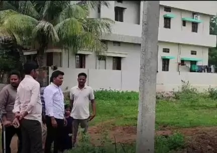 అలంపూర్: అయిజ మున్సిపాలిటీలో పలు అభివృద్ధి పనులను నిర్వహిస్తున్నట్లు తెలిపిన మున్సిపల్ కమిషనర్ సైదులు