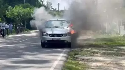 সৃজনগ্ৰাম: অভয়াপুৰীত চলন্ত বাহনত অগ্নিকাণ্ডৰ ঘটনা, ঘটনাস্থলীত উপস্থিত হৈ অগ্নিনিৰ্বাপক বাহিনীয়ে নিৰ্বাপন কৰে জুই