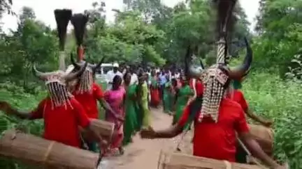 ములుగు: చింతలమోరి గుత్తికోయ విద్యార్థులకు విద్యా సంవత్సరం మెటీరియల్ అందజేసిన మంత్రి సీతక్క