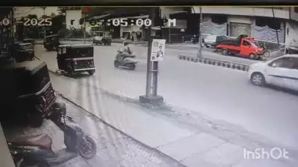 ഏറനാട്: വടക്കേമണ്ണയിൽ കാർ യു ടേൺ എടുക്കുന്നതിനിടെ ആംബുലൻസ് പിറകിലിടിച്ച് അപകടം, സി.സി.ടി.വി ദൃശ്യം