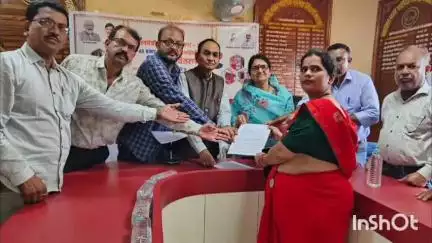 सिवनी मालवा: नगर पालिका परिसर में प्रधानमंत्री आवास योजना के तहत हितग्राहियों को प्रमाण पत्र वितरित