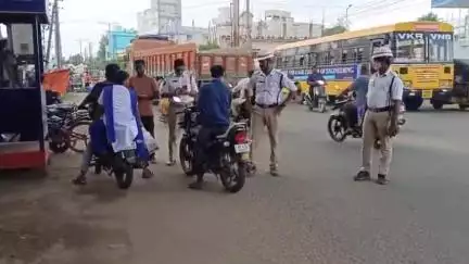 నాగవరప్పాడులో అకస్మిక వాహన తనిఖీలు నిర్వహించిన గుడివాడ ఏఎస్ఐ శంకర్ రావు