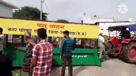अमरवाड़ा: अमरवाड़ा: आवारा पशुओं को पकड़ने का नगर पालिका ने शुरू किया कार्य, लोगों ने किया था चक्का जाम