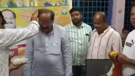 ଖଲ୍ଲିକୋଟ୍: ଖଲ୍ଲିକୋଟ ସ୍ଥିତ ବିଧାୟକଙ୍କ ବାସ ଭବନ ଠାରେ ଗୁରୁ ପୂଜନ କାର୍ଯ୍ୟକ୍ରମ ଅନୁଷ୍ଠିତ