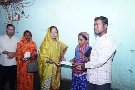 फरसाबहार: आश्रम छात्रावास में सर्पदंश से छात्र की मौत पर मुख्यमंत्री की धर्मपत्नी ने परिजनों को दी सांत्वना, 4 लाख की सहायता राशि