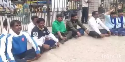 ಹಾಸನ: HIMS ನಲ್ಲಿ ಅವ್ಯವಹಾರ ಆರೋಪ : ನಗರದ HIMS ಮೆಡಿಕಲ್ ಕಾಲೇಜು ಗೇಟ್ ಬಳಿ ವಿವಿಧ ಸಂಘಟನೆಗಳಿಂದ ಪ್ರತಿಭಟನೆ