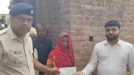 दुर्गावती: मसौढा गांव में आकाशीय बिजली से मृतक की पत्नी को अंचलाधिकारी और थाना अध्यक्ष ने ₹4 लाख का चेक दिया
