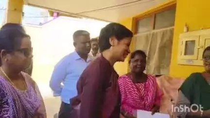வாலாஜா: முத்துக்கடை பேருந்து நிலையம் அருகே உங்களுடன் ஸ்டாலின் திட்ட முகாமிற்கான விண்ணப்பங்கள் வழங்கும் பணியினை மாவட்ட ஆட்சியர் நேரில் ஆய்வு