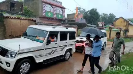 পুরুলিয়া ১: মোবাইল চুরির অভিযোগে পিটিয়ে খুন করা হয়েছিল চাকলতোড় গ্রামের এক যুবকে ,তাদের বাড়িতে গিয়ে দেখা করলেন বিজেপি নেতৃত্বরা