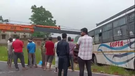 लोहरदगा: कैमो महुआ टोली में गुप्ता बस ने खड़ी ट्रक को मारी टक्कर, पुलिस ने बस को हाइड्रा से किया ज़ब्त